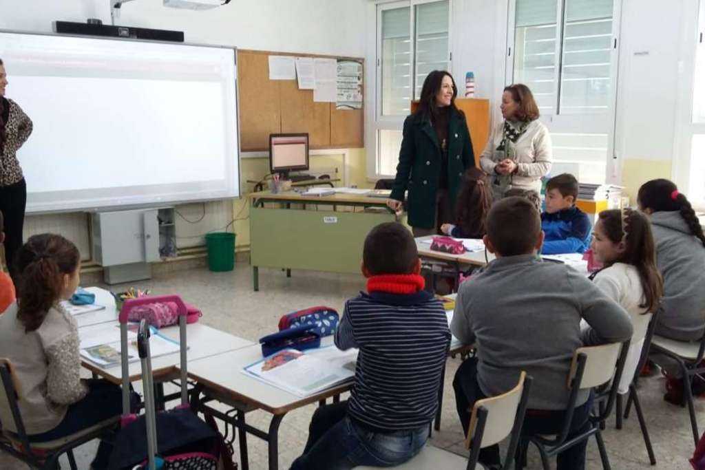 Esther Gutiérrez visita el colegio de Valencia del Ventoso, recientemente reformado