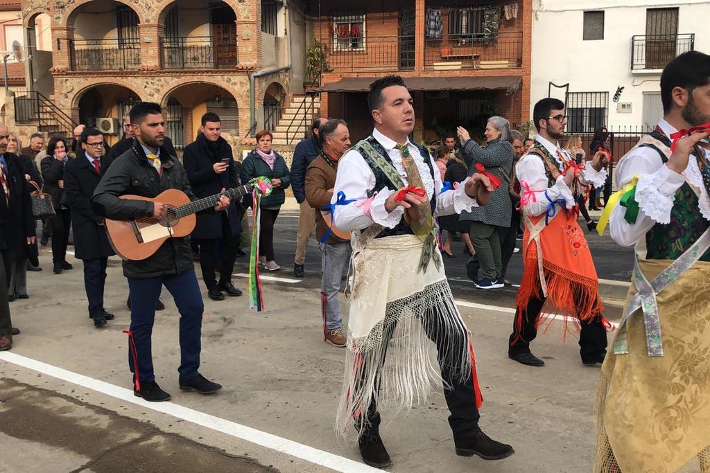 Los Danzantes de Peloche ya tienen una estatua que reconoce este baile tricentenario en honor de San Antón Abad