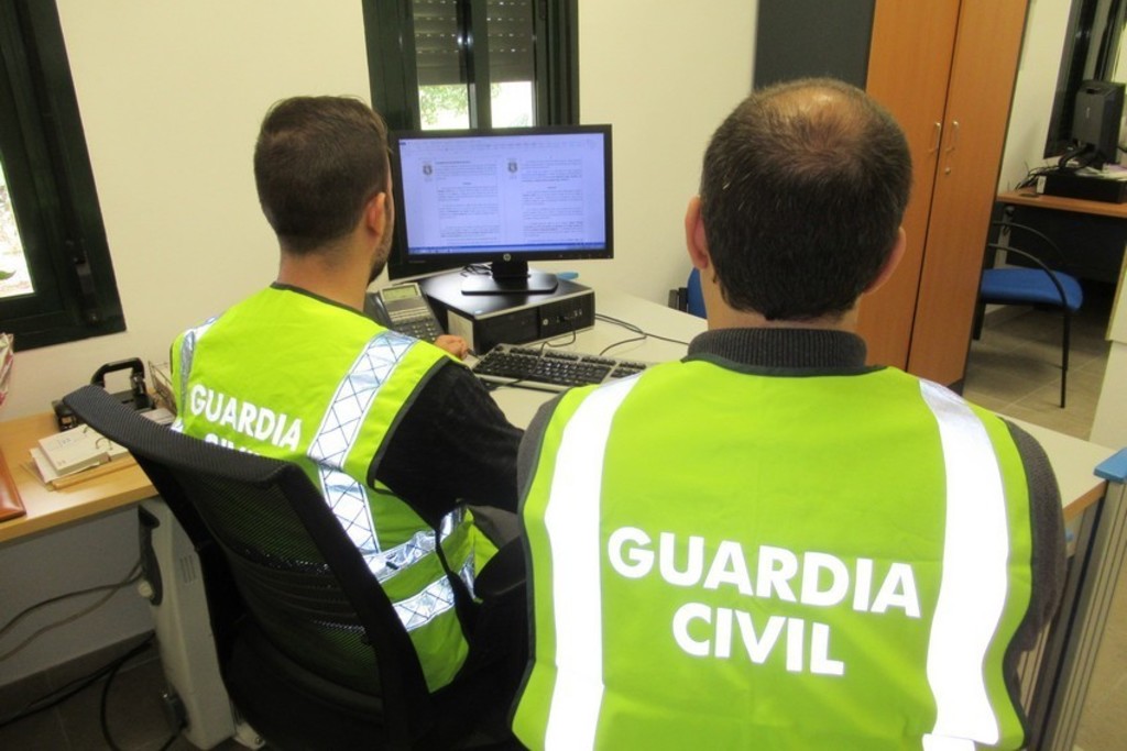 La Guardia Civil detuvo e investigó a cuatro personas por la realización fraudulenta de 86 contratos de telefonía móvil