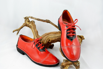 Zapato artesano a medida de piel rojo y negro loyos piel 2 normal 3 2