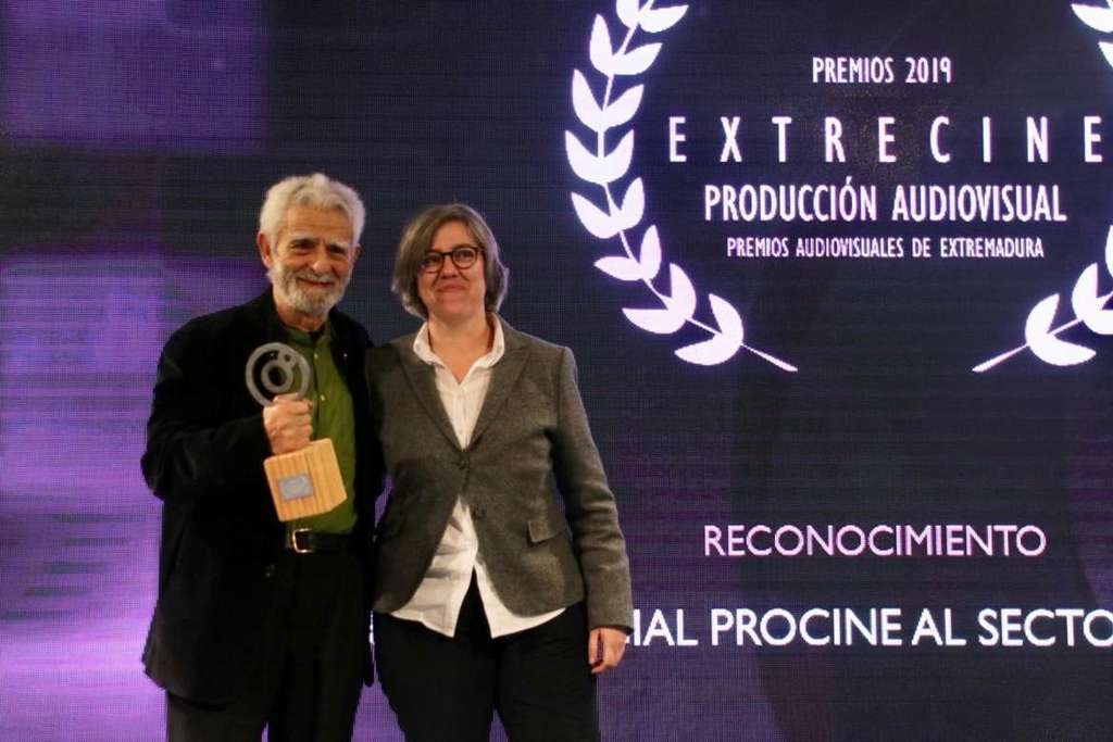 La consejera de Cultura entrega a Juan Margallo el Premio Especial Procine del Sector Audiovisual