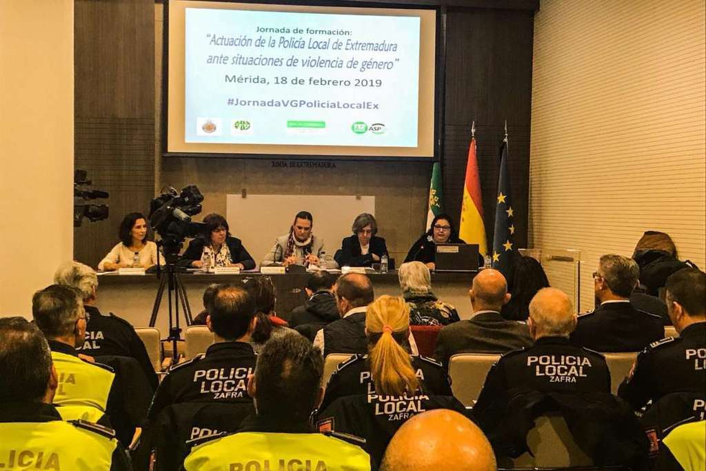 La Junta presenta una guía de actuación de la Policía Local de Extremadura ante casos de violencia de género